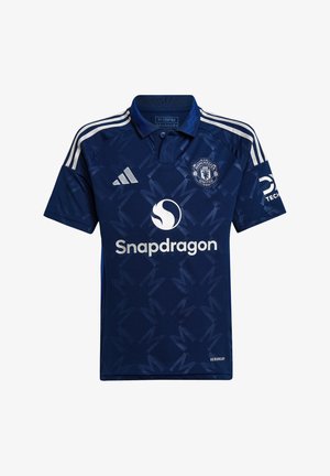 Polo majica Manchester United u mornarsko plavoj boji s teksturiranim uzorkom, tri bijele pruge na ramenima i logotipom "Snapdragon" sprijeda.