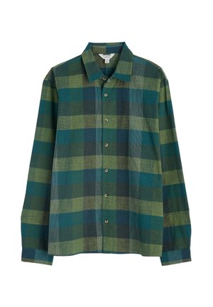 Chemise à boutons en tartan vert et bleu, fabriquée à partir d'un tissu texturé. Elle présente un col et des manches longues avec des fermetures à bouton.