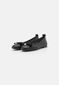 Ballerines noires matelassées avec un bout arrondi, dotées d'un nœud noir et d'un détail en perles à l'avant. Texture lisse et talon bas.