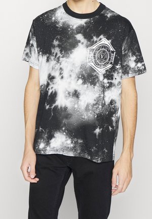 Schwarz-weißes T-Shirt mit Galaxie-Print, kurzen Ärmeln und rundem Ausschnitt, mit einem sechseckigen Motiv auf der Brust.
