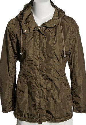 Chaqueta ligera marrón con capucha, cremallera frontal, botones a presión, cordón en la capucha y dos bolsillos delanteros, exhibida en un maniquí blanco.