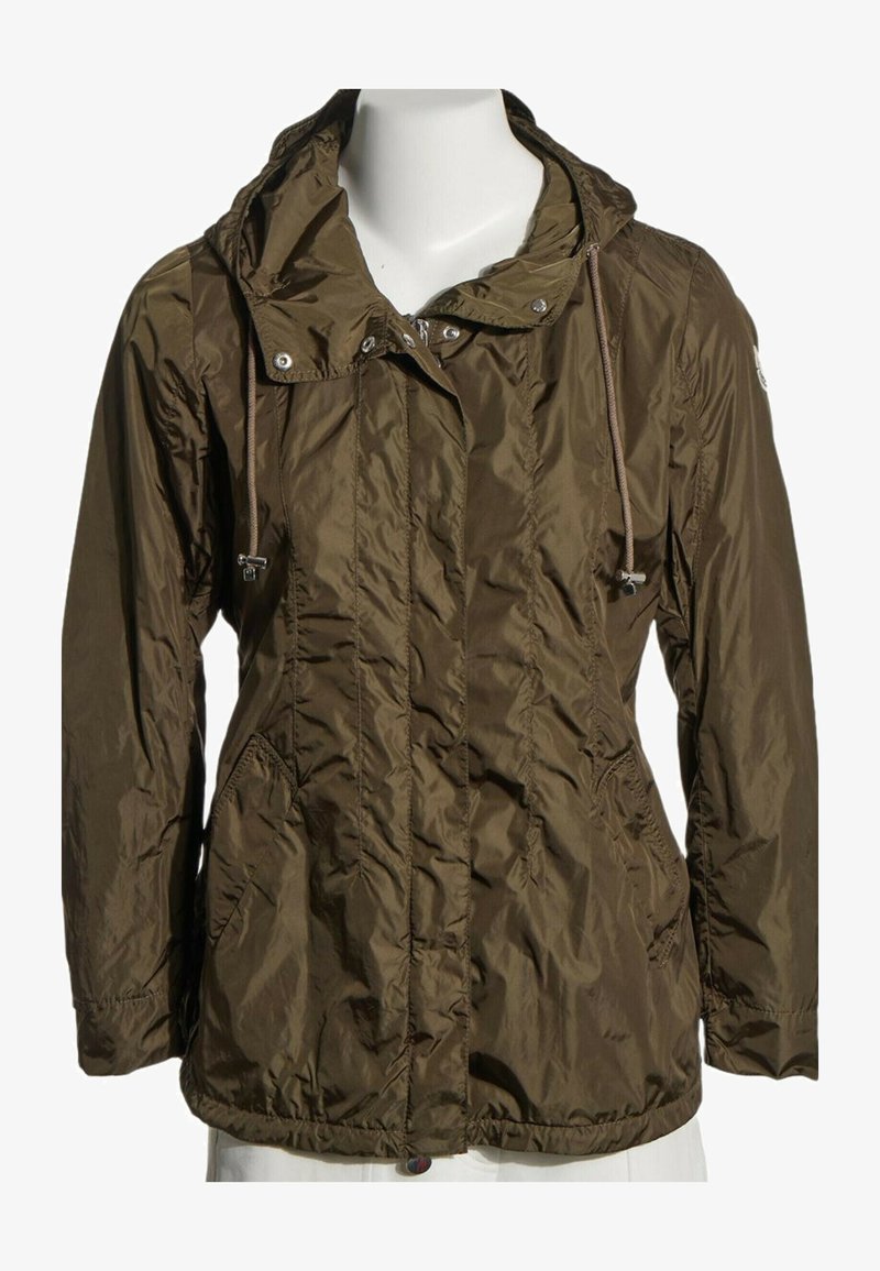 Veste légère marron à capuche avec fermeture éclair frontale, boutons-pression, cordon à la capuche et deux poches avant, affichée sur un mannequin blanc.