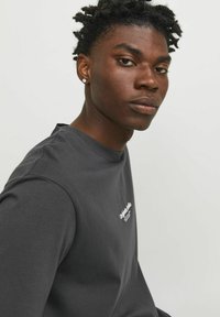 Jack & Jones JORVESTERBRO CREW NECK - Marškinėliai su spaudiniu - asphalt