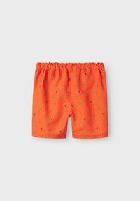 Pomarańczowe kąpielówki z powtarzającym się wzorem w kawałki pizzy, elastyczną talią i gładkim, lekkim materiałem.