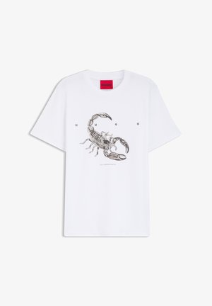 Λευκό μπλουζάκι με κεντρικό μαύρο γραφικό λεπτομερειών σκορπιού, τοποθετημένο "HUGO" κείμενο πάνω από τον σκορπιό, και κόκκινη ετικέτα μάρκας στο κολάρο.