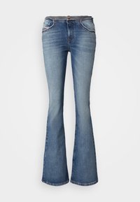 Lyse blå flared jeans laget av denim, med mid-rise liv, fem-lomme design og kontraststing langs lommene.