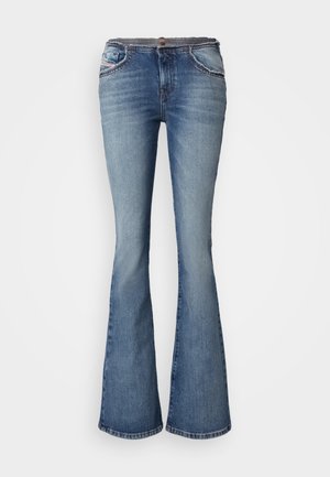 Jasnoniebieskie dżinsy w formie dzwonów, wykonane z dżinsu, o średnim stanie, z pięcioma kieszeniami i kontrastowym szwem wzdłuż kieszeni.