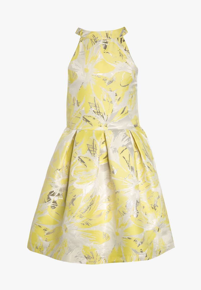 Robe jaune à fleurs avec un col halter, un buste structuré et une jupe plissée. Elle présente des accents argentés et un tissu lisse et brillant.