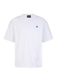 Witte katoenen t-shirt met korte mouwen, ronde hals en een klein zwart logo op de linkerborst. Eenvoudig, losvallend ontwerp.
