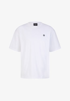 Witte katoenen t-shirt met korte mouwen, ronde hals en een klein zwart logo op de linkerborst. Eenvoudig, losvallend ontwerp.