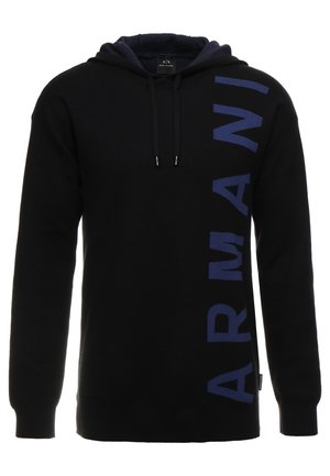 Sweat à capuche noir en matériau doux, avec un grand logo "ARMANI" bleu sur le devant, capuche avec cordon de serrage, et poignets côtelés.