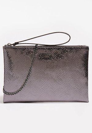 Glanzende metallic clutch met een subtiel slangenhuidpatroon, een kettingbandje en een ritssluiting.