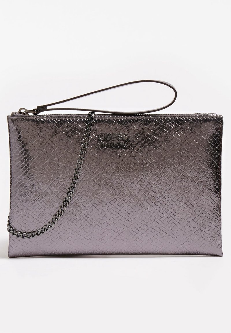 Pochette métallique brillante avec un motif subtil effet peau de serpent, une bandoulière chaîne et une fermeture éclair.