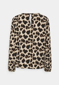 Bluse mit Leopardenmuster, langen Ärmeln, Schlüsselrücken-Detail und strukturiertem Stoff. Die Farben sind Schwarz, Braun und Beige.