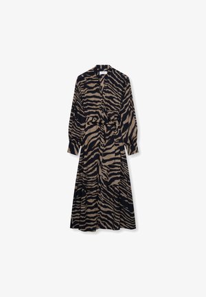 Wikkeljurk met lange mouwen met zwarte en beige tijgerstrepen, getailleerde taille met ceintuur en knoopmanchetten, afgebeeld op een witte achtergrond.