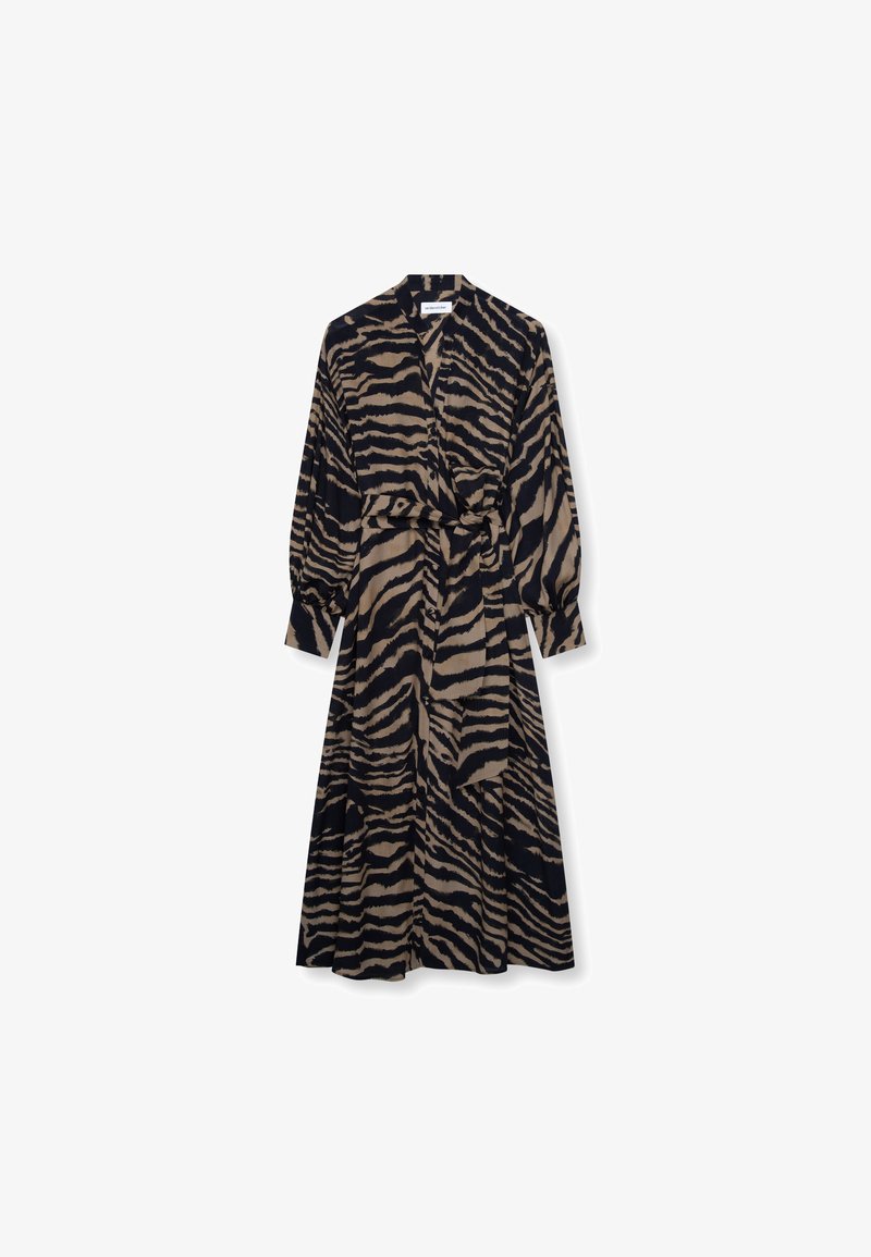 Robe portefeuille à manches longues avec rayures tigre noires et beiges, taille ceinturée et poignets à boutons, présentée sur fond blanc.