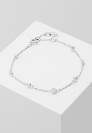 Silberarmband mit runden Elementen, das einen zentralen Edelstein und kleine Perlen entlang einer filigranen Kette aufweist, abgeschlossen mit einem Karabinerverschluss.