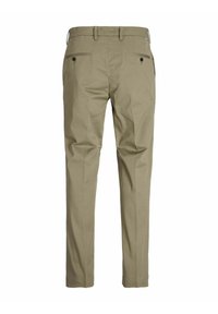 Pantalon en coton beige à coupe droite, doté de deux poches arrière avec fermetures à bouton et passants de ceinture, texture lisse, design ajusté.