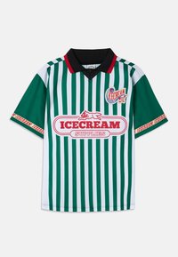 Groen en wit gestreepte polo met zwarte kraag. Bevat "ICECREAM SUPPLIES" in het rood, logo patch en rode accenten op de mouwen.
