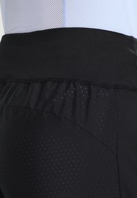 Zwarte sportshorts met een textuur en ademende tailleband en geperforeerde stof voor ventilatie aan de zijkant.