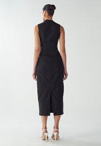 WILLA TAMA  - Etuikleid - black