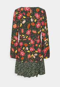 Blumenmusterkleid mit langen Ärmeln; dunkelgrüner Stoff mit großen pinken und gelben Blumen. Rüschen-Saum mit kleinem, verstreutem Blumenmuster.