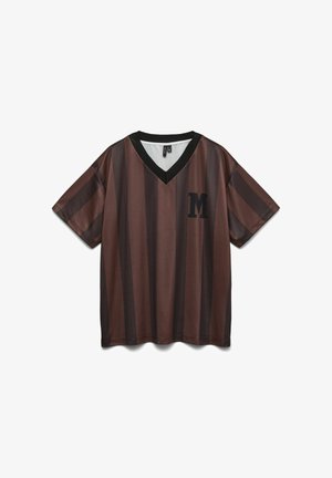 Ruda ir juoda dryžuota trumpomis rankovėmis marškinėliai su V formos iškirpte, ant krūtinės juodas raidės „M“ simbolis ir lygus, blizgus paviršius.