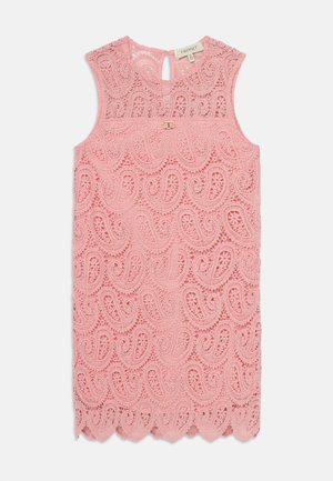 Rosa blond kjole med paisley-mønster, ermeløs design, bølget kant, og en nøkkelhullsrygglukking med en liten metallisk aksent.