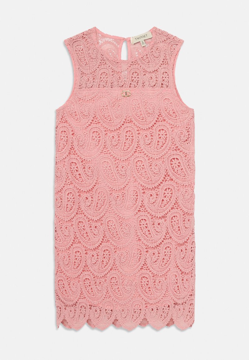 Rozā mežģīņu kleita ar paisleju rakstu, bez piedurknēm, ar viļņotu apakšmalu un atvērumu mugurā, kas noslēdzas ar nelielu metālisku akcentu.