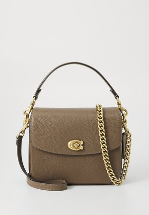 Sac à main en cuir marron avec fermoir tourniquet doré, poignée courte et épaisse chaîne dorée sur fond blanc.