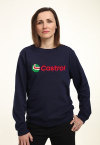 Sudadera azul marino con un logotipo redondo en verde y rojo, con la palabra "Castrol" en letras rojas en negrita en el pecho. Textura suave.