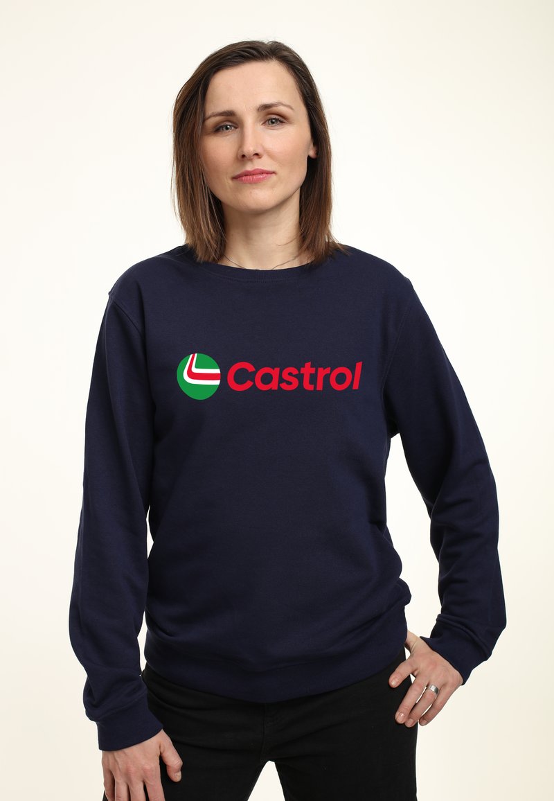 Sudadera azul marino con un logotipo redondo en verde y rojo, con la palabra "Castrol" en letras rojas en negrita en el pecho. Textura suave.