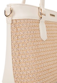 Borsa a tote in beige realizzata in un materiale intrecciato simile alla paglia, con dettagli in pelle color crema liscia e hardware in tono oro.