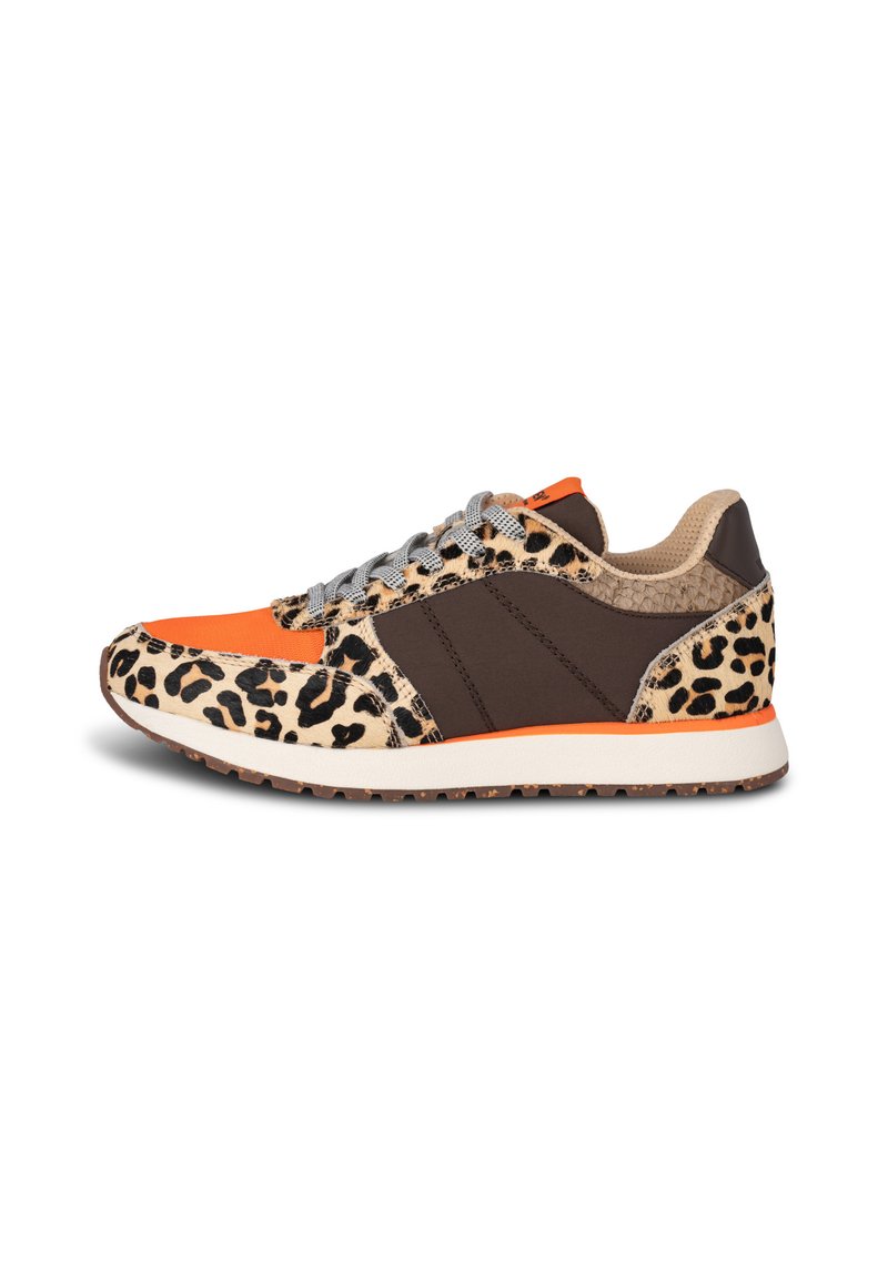 Zapatillas con estampado de leopardo que presentan materiales en naranja, marrón y beige, malla texturizada, cordones grises y una suela blanca con acentos marrones.