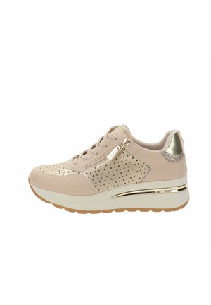 Sneaker beige con lati traforati, dettagli in oro metallizzato, cerniera laterale nascosta, frontale con lacci e suola bianca spessa con suola in gomma color miele.