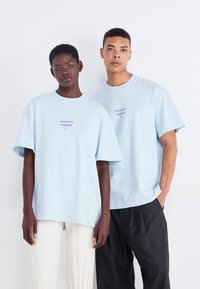Jack & Jones PREMIUM JPRBLAHARVEY INFO TEE CREW NECK UNISEX - Nyomott mintás póló - baby blue