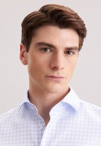 Lichtblauw geruite overhemd met een puntige kraag, gladde stof en een knoopdetail bij de hals. Het ontwerp heeft een classic gingham patroon.