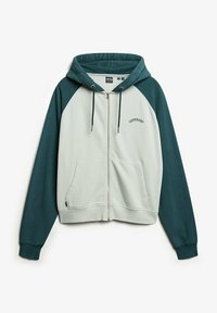 Groene en lichtgrijze zip-up hoodie. Bevat een buidelzak, een capuchon met trekkoord en een geborduurd logo op de borst. Zacht materiaal, raglanmouwen.