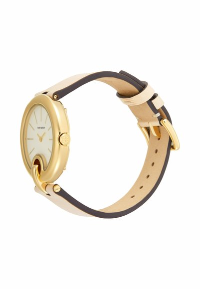 Goudkleurig rond horloge met witte wijzerplaat, minimalistische markers, beige leren band en gouden gesp, schuine zijaanzicht.