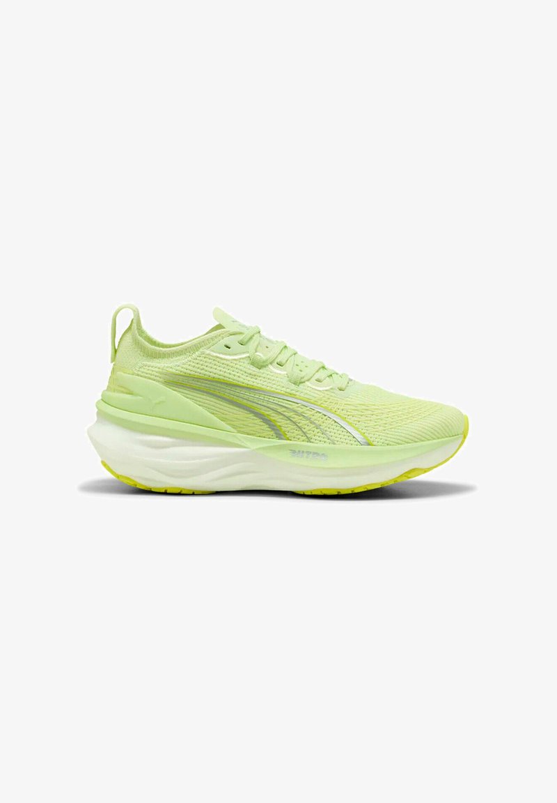 Chaussure de course vert clair avec empeigne en maille, rayures latérales réfléchissantes, semelle blanche épaisse, languette à l'arrière et fermeture à lacets.