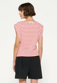 10DAYS SQUARED PROUD STRIPES - Camiseta estampada - white poppy red