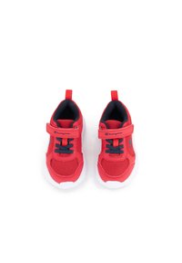 Scarpe da ginnastica rosse in tessuto a rete, suole bianche, lacci neri e cinturino a strappo. Logo Champion sul lato.