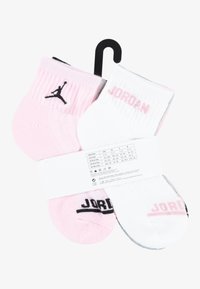 Bavlněné ponožky do kotníků, jedny růžové s černým logem, jedny bílé s růžovým textem "JORDAN". Žebrovaný design, balené s informačním štítkem o velikosti.