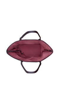 Braune Leder-Tote mit glatter Oberfläche, großem Innenraum, burgunderfarbigem Innenfutter und einer Innentasche mit Reißverschluss. Verfügt über zwei robuste Griffe.