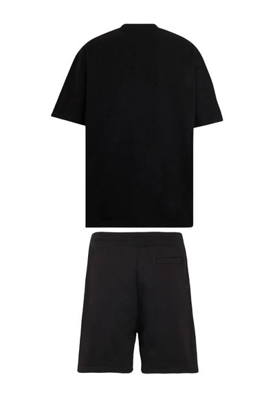 T-shirt in cotone nero con maniche corte e colletto rotondo, abbinato a pantaloni corti neri fino al ginocchio con una tasca sul retro.