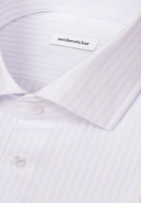 Chemise blanche à fines rayures verticales, col plié et étiquette visible avec l'inscription "seidensticker" à l'intérieur de l'encolure.