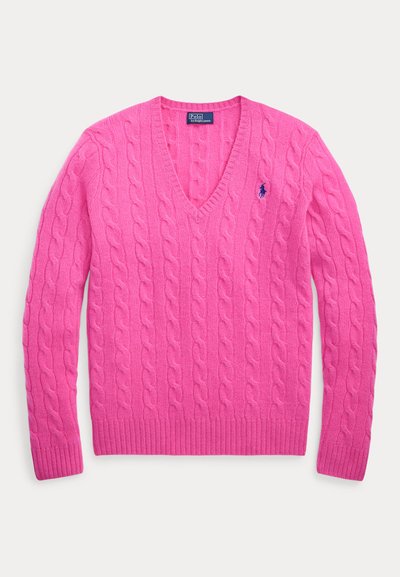 Rosa kabelstrikket genser med V-hals og ribbestrikkede mansjetter. Har en liten brodert logo på venstre bryst. Laget av mykt materiale.