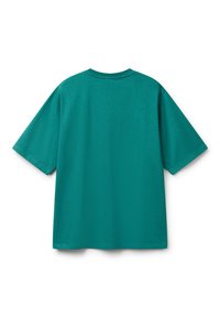 Azurové tričko s krátkým rukávem a kulatým výstřihem. Vyrobeno z jemné bavlny, má volný střih a hladkou texturu. Bez viditelných vzorů nebo akcentů.