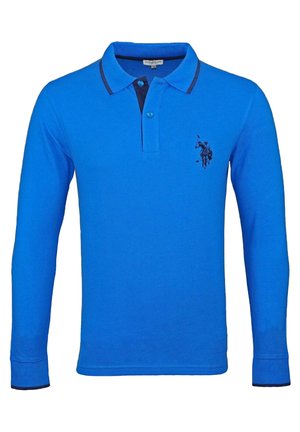 Blaues langärmliges Polohemd aus Baumwolle mit einem dunkelblauen Kragen und einem kleinen gestickten Logo auf der linken Brust.