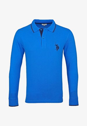 Camisa polo azul de manga larga hecha de algodón, con cuello azul oscuro y un pequeño logo bordado en el pecho izquierdo.